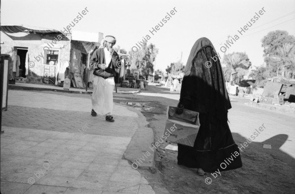 Image of sheet 19960010 photo 22: Basata Sinai Aegypten Meret Kind 3 Jahre alt mit Maske und Architekt Beim Pipi machen mit Heinz Looser und Lisbeth Herger  in Nuweiba Noeba Nueba. Kinder traditionell in schwarz gekleidete Frau mit Mädchen Kind mit Abfall vor Abfallcontainer Männer vor Shop in trad Gewand. Männer küssen sich zum Gruss. Heinz mit Meret Kind in Arm. Mann beim Bügeln. Sherif in Jebala mit Tochter Basata Meret vor Taubenschlag Mann mit Kamel Ziegen Kamel Aegypten 1996 Sinai
Ägypten Egypt
Nuweiba (Egyptian Arabic: نويبع, IPA: [neˈweːbeʕ]) is a coastal town in the eastern part of Sinai Peninsula, Egypt. Located on the coast of the Gulf of Aqaba.