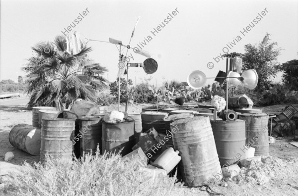 Image of sheet 19960030 photo 1: Alte Ölfässer mit Kunstwerk Spiegel Frau beim Füttern der Kälber Mann Schoppen geben Kalb Gruppenbild Fahrrad
Israel Kibbutz Samar 1996