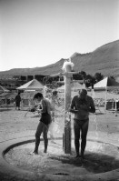 Image of sheet 19960040 photo 26: Jossi und Deganit mit Kinder bei sich zu Hause mit Heinz und Meret alte Damen im Bad am toten Meer Ein Gedi Spa Lisbeth Herger mit schwarzem Schlamm am ganzen Körper vor Spiegel Panzer auf Transporter in der Wüste Meret spielt. Gruppenbild Fototermin mit Asiaten. Sephardische Jüdinnen beim Bad am Toten Meer. Israel 1996 Jews Woman Women jewish old retired people bath dead sea
Israel Palestine 1996