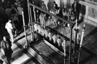 Image of sheet 19960060 photo 4: In der Altstadt Jerusalem Salbungsstein (hier wurde der Leichnam Christi gesalbt) in der Grabeskirche 3 griechisch-orthodoxe Altare im Kalvarienberg  rechts der Kreuzannagelungsaltar (von 1588) in der Mitte der (ebenfalls den Katholiken gehörende) Stabat-Mater-Altar links der Kreuzigungsaltar der Orthodoxen mit Loch in dem das Kreuz stand, und die Felsplatte,die sich nach der Kreuzigung öffnete.  Israel 1996 √
Als Grabeskirche oder Kirche vom heiligen Grab wird die Kirche in der Altstadt Jerusalems bezeichnet, die sich an der überlieferten Stelle der Kreuzigung und des Grabes Jesu befindet. Die Grabeskirche zählt zu den größten Heiligtümern des Christentums.