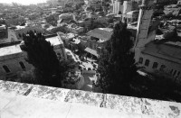 Image of sheet 19960080 photo 1: Aussicht auf Jerusalems Altstadt von der Terasse des Austrian Hospiz. Minarett Nr. 10 Felsendom 687 - 691 von dem Omaijadenkalifen Abd el Malik über dem Felsen erbaut, auf dem Abraham angeblich seinen Sohn Isaak opfern wollte, über dem Salomo den ersten jüdischen Tempel errichtete und von dem Mohammed für eine Naht in den Himmel ritt. 1956 bis 1964 völlig restauriert. Religiöse Touristen mit Holzkreuz. King Salomon Street. Israel Jerusalem
Die al-Aqsa-Moschee (‏المسجد الأقصى‎ al-masdschid al-aqsa, DMG al-masǧid al-aqṣā, ‚die ferne Kultstätte‘) ist eine Moschee auf dem Tempelberg in der Jerusalemer Altstadt. Sie gilt als drittwichtigste Moschee des Islams nach der al-Haram-Moschee mit dem zentralen Heiligtum der Kaaba in Mekka und der Prophetenmoschee mit dem Grab des Propheten Mohammed in Medina