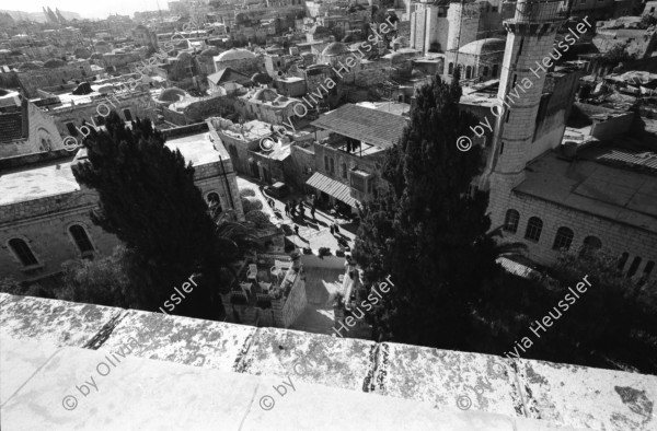 Image of sheet 19960080 photo 1: Aussicht auf Jerusalems Altstadt von der Terasse des Austrian Hospiz. Minarett Nr. 10 Felsendom 687 - 691 von dem Omaijadenkalifen Abd el Malik über dem Felsen erbaut, auf dem Abraham angeblich seinen Sohn Isaak opfern wollte, über dem Salomo den ersten jüdischen Tempel errichtete und von dem Mohammed für eine Naht in den Himmel ritt. 1956 bis 1964 völlig restauriert. Religiöse Touristen mit Holzkreuz. King Salomon Street. Israel Jerusalem
Die al-Aqsa-Moschee (‏المسجد الأقصى‎ al-masdschid al-aqsa, DMG al-masǧid al-aqṣā, ‚die ferne Kultstätte‘) ist eine Moschee auf dem Tempelberg in der Jerusalemer Altstadt. Sie gilt als drittwichtigste Moschee des Islams nach der al-Haram-Moschee mit dem zentralen Heiligtum der Kaaba in Mekka und der Prophetenmoschee mit dem Grab des Propheten Mohammed in Medina