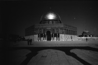 Image of sheet 19960080 photo 12: Aussicht auf Jerusalems Altstadt von der Terasse des Austrian Hospiz. Minarett Nr. 10 Felsendom 687 - 691 von dem Omaijadenkalifen Abd el Malik über dem Felsen erbaut, auf dem Abraham angeblich seinen Sohn Isaak opfern wollte, über dem Salomo den ersten jüdischen Tempel errichtete und von dem Mohammed für eine Naht in den Himmel ritt. 1956 bis 1964 völlig restauriert. Religiöse Touristen mit Holzkreuz. King Salomon Street. Israel Jerusalem
Die al-Aqsa-Moschee (‏المسجد الأقصى‎ al-masdschid al-aqsa, DMG al-masǧid al-aqṣā, ‚die ferne Kultstätte‘) ist eine Moschee auf dem Tempelberg in der Jerusalemer Altstadt. Sie gilt als drittwichtigste Moschee des Islams nach der al-Haram-Moschee mit dem zentralen Heiligtum der Kaaba in Mekka und der Prophetenmoschee mit dem Grab des Propheten Mohammed in Medina