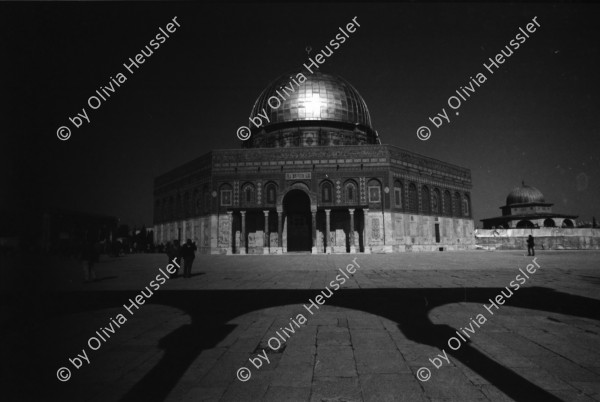 Image of sheet 19960080 photo 12: Aussicht auf Jerusalems Altstadt von der Terasse des Austrian Hospiz. Minarett Nr. 10 Felsendom 687 - 691 von dem Omaijadenkalifen Abd el Malik über dem Felsen erbaut, auf dem Abraham angeblich seinen Sohn Isaak opfern wollte, über dem Salomo den ersten jüdischen Tempel errichtete und von dem Mohammed für eine Naht in den Himmel ritt. 1956 bis 1964 völlig restauriert. Religiöse Touristen mit Holzkreuz. King Salomon Street. Israel Jerusalem
Die al-Aqsa-Moschee (‏المسجد الأقصى‎ al-masdschid al-aqsa, DMG al-masǧid al-aqṣā, ‚die ferne Kultstätte‘) ist eine Moschee auf dem Tempelberg in der Jerusalemer Altstadt. Sie gilt als drittwichtigste Moschee des Islams nach der al-Haram-Moschee mit dem zentralen Heiligtum der Kaaba in Mekka und der Prophetenmoschee mit dem Grab des Propheten Mohammed in Medina