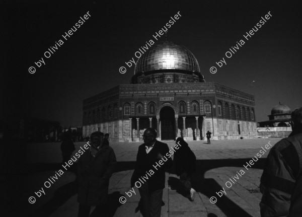 Image of sheet 19960080 photo 14: Aussicht auf Jerusalems Altstadt von der Terasse des Austrian Hospiz. Minarett Nr. 10 Felsendom 687 - 691 von dem Omaijadenkalifen Abd el Malik über dem Felsen erbaut, auf dem Abraham angeblich seinen Sohn Isaak opfern wollte, über dem Salomo den ersten jüdischen Tempel errichtete und von dem Mohammed für eine Naht in den Himmel ritt. 1956 bis 1964 völlig restauriert. Religiöse Touristen mit Holzkreuz. King Salomon Street. Israel Jerusalem
Die al-Aqsa-Moschee (‏المسجد الأقصى‎ al-masdschid al-aqsa, DMG al-masǧid al-aqṣā, ‚die ferne Kultstätte‘) ist eine Moschee auf dem Tempelberg in der Jerusalemer Altstadt. Sie gilt als drittwichtigste Moschee des Islams nach der al-Haram-Moschee mit dem zentralen Heiligtum der Kaaba in Mekka und der Prophetenmoschee mit dem Grab des Propheten Mohammed in Medina