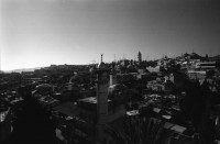 Image of sheet 19960080 photo 2: Aussicht auf Jerusalems Altstadt von der Terasse des Austrian Hospiz. Minarett Nr. 10 Felsendom 687 - 691 von dem Omaijadenkalifen Abd el Malik über dem Felsen erbaut, auf dem Abraham angeblich seinen Sohn Isaak opfern wollte, über dem Salomo den ersten jüdischen Tempel errichtete und von dem Mohammed für eine Naht in den Himmel ritt. 1956 bis 1964 völlig restauriert. Religiöse Touristen mit Holzkreuz. King Salomon Street. Israel Jerusalem
Die al-Aqsa-Moschee (‏المسجد الأقصى‎ al-masdschid al-aqsa, DMG al-masǧid al-aqṣā, ‚die ferne Kultstätte‘) ist eine Moschee auf dem Tempelberg in der Jerusalemer Altstadt. Sie gilt als drittwichtigste Moschee des Islams nach der al-Haram-Moschee mit dem zentralen Heiligtum der Kaaba in Mekka und der Prophetenmoschee mit dem Grab des Propheten Mohammed in Medina