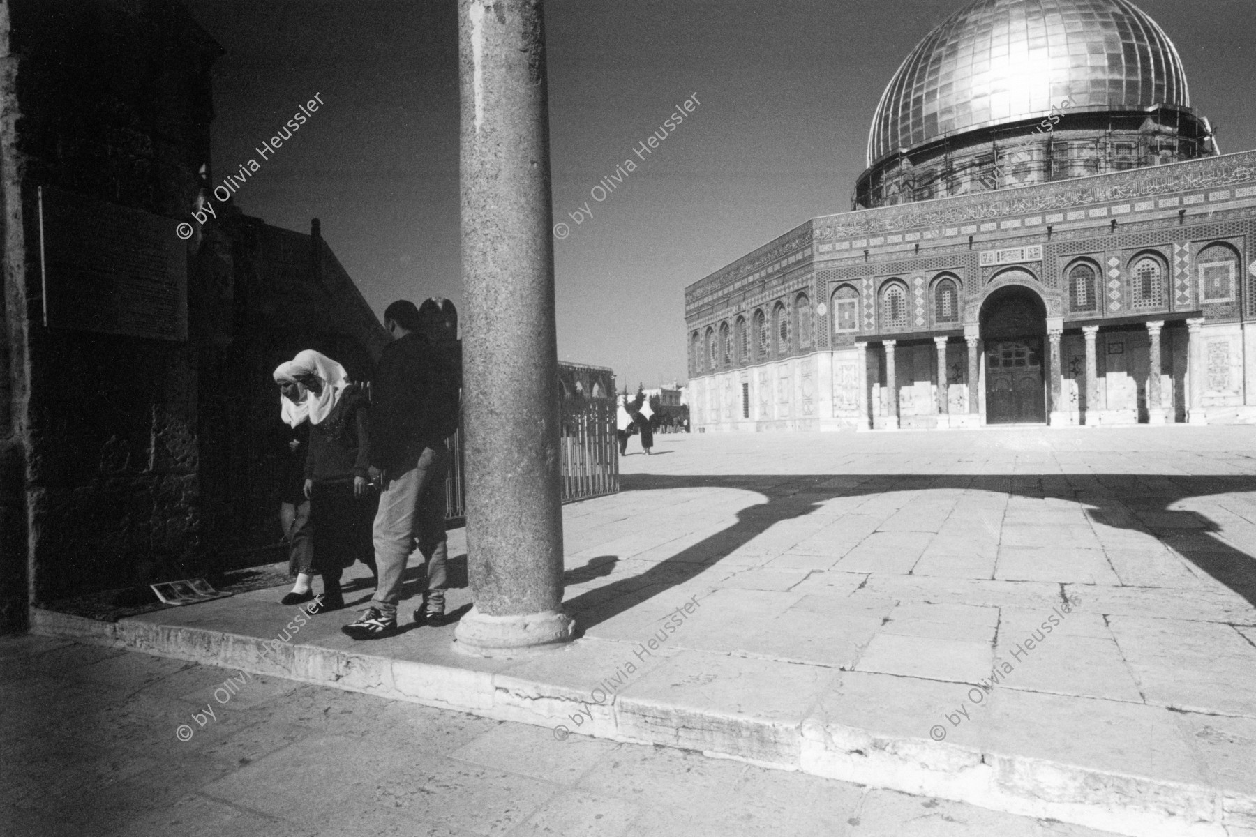 Image of sheet 19960080 photo 23: Nr. 10 Felsendom 687 - 691 von dem Omaijadenkalifen Abd el Malik über dem Felsen erbaut, auf dem Abraham angeblich seinen Sohn Isaak opfern wollte, über dem Salomo den ersten jüdischen Tempel errichtete und von dem Mohammed für eine Naht in den Himmel ritt. 1956 bis 1964 völlig restauriert. Israel Jerusalem √ 
religion woman
Die al-Aqsa-Moschee (‏المسجد الأقصى‎ al-masdschid al-aqsa, DMG al-masǧid al-aqṣā, ‚die ferne Kultstätte‘) ist eine Moschee auf dem Tempelberg in der Jerusalemer Altstadt. Sie gilt als drittwichtigste Moschee des Islams nach der al-Haram-Moschee mit dem zentralen Heiligtum der Kaaba in Mekka und der Prophetenmoschee mit dem Grab des Propheten Mohammed in Medina