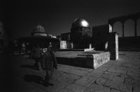 Image of sheet 19960080 photo 27: Aussicht auf Jerusalems Altstadt von der Terasse des Austrian Hospiz. Minarett Nr. 10 Felsendom 687 - 691 von dem Omaijadenkalifen Abd el Malik über dem Felsen erbaut, auf dem Abraham angeblich seinen Sohn Isaak opfern wollte, über dem Salomo den ersten jüdischen Tempel errichtete und von dem Mohammed für eine Naht in den Himmel ritt. 1956 bis 1964 völlig restauriert. Religiöse Touristen mit Holzkreuz. King Salomon Street. Israel Jerusalem
Die al-Aqsa-Moschee (‏المسجد الأقصى‎ al-masdschid al-aqsa, DMG al-masǧid al-aqṣā, ‚die ferne Kultstätte‘) ist eine Moschee auf dem Tempelberg in der Jerusalemer Altstadt. Sie gilt als drittwichtigste Moschee des Islams nach der al-Haram-Moschee mit dem zentralen Heiligtum der Kaaba in Mekka und der Prophetenmoschee mit dem Grab des Propheten Mohammed in Medina