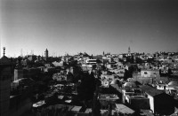 Image of sheet 19960080 photo 3: Aussicht auf Jerusalems Altstadt von der Terasse des Austrian Hospiz. Minarett Nr. 10 Felsendom 687 - 691 von dem Omaijadenkalifen Abd el Malik über dem Felsen erbaut, auf dem Abraham angeblich seinen Sohn Isaak opfern wollte, über dem Salomo den ersten jüdischen Tempel errichtete und von dem Mohammed für eine Naht in den Himmel ritt. 1956 bis 1964 völlig restauriert. Religiöse Touristen mit Holzkreuz. King Salomon Street. Israel Jerusalem
Die al-Aqsa-Moschee (‏المسجد الأقصى‎ al-masdschid al-aqsa, DMG al-masǧid al-aqṣā, ‚die ferne Kultstätte‘) ist eine Moschee auf dem Tempelberg in der Jerusalemer Altstadt. Sie gilt als drittwichtigste Moschee des Islams nach der al-Haram-Moschee mit dem zentralen Heiligtum der Kaaba in Mekka und der Prophetenmoschee mit dem Grab des Propheten Mohammed in Medina