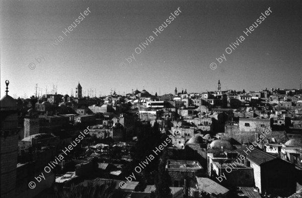 Image of sheet 19960080 photo 3: Aussicht auf Jerusalems Altstadt von der Terasse des Austrian Hospiz. Minarett Nr. 10 Felsendom 687 - 691 von dem Omaijadenkalifen Abd el Malik über dem Felsen erbaut, auf dem Abraham angeblich seinen Sohn Isaak opfern wollte, über dem Salomo den ersten jüdischen Tempel errichtete und von dem Mohammed für eine Naht in den Himmel ritt. 1956 bis 1964 völlig restauriert. Religiöse Touristen mit Holzkreuz. King Salomon Street. Israel Jerusalem
Die al-Aqsa-Moschee (‏المسجد الأقصى‎ al-masdschid al-aqsa, DMG al-masǧid al-aqṣā, ‚die ferne Kultstätte‘) ist eine Moschee auf dem Tempelberg in der Jerusalemer Altstadt. Sie gilt als drittwichtigste Moschee des Islams nach der al-Haram-Moschee mit dem zentralen Heiligtum der Kaaba in Mekka und der Prophetenmoschee mit dem Grab des Propheten Mohammed in Medina