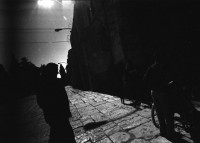 Image of sheet 19960080 photo 30: Aussicht auf Jerusalems Altstadt von der Terasse des Austrian Hospiz. Minarett Nr. 10 Felsendom 687 - 691 von dem Omaijadenkalifen Abd el Malik über dem Felsen erbaut, auf dem Abraham angeblich seinen Sohn Isaak opfern wollte, über dem Salomo den ersten jüdischen Tempel errichtete und von dem Mohammed für eine Naht in den Himmel ritt. 1956 bis 1964 völlig restauriert. Religiöse Touristen mit Holzkreuz. King Salomon Street. Israel Jerusalem
Die al-Aqsa-Moschee (‏المسجد الأقصى‎ al-masdschid al-aqsa, DMG al-masǧid al-aqṣā, ‚die ferne Kultstätte‘) ist eine Moschee auf dem Tempelberg in der Jerusalemer Altstadt. Sie gilt als drittwichtigste Moschee des Islams nach der al-Haram-Moschee mit dem zentralen Heiligtum der Kaaba in Mekka und der Prophetenmoschee mit dem Grab des Propheten Mohammed in Medina