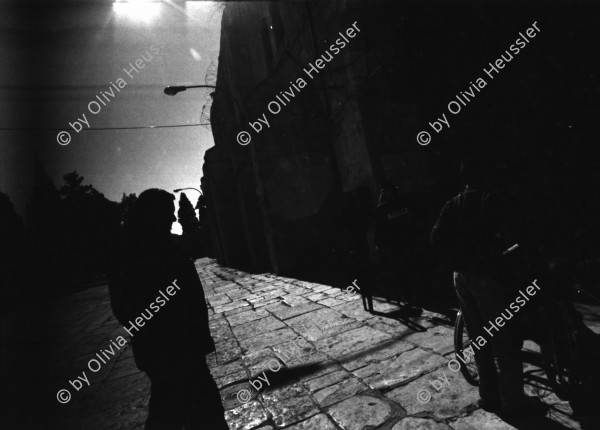 Image of sheet 19960080 photo 30: Aussicht auf Jerusalems Altstadt von der Terasse des Austrian Hospiz. Minarett Nr. 10 Felsendom 687 - 691 von dem Omaijadenkalifen Abd el Malik über dem Felsen erbaut, auf dem Abraham angeblich seinen Sohn Isaak opfern wollte, über dem Salomo den ersten jüdischen Tempel errichtete und von dem Mohammed für eine Naht in den Himmel ritt. 1956 bis 1964 völlig restauriert. Religiöse Touristen mit Holzkreuz. King Salomon Street. Israel Jerusalem
Die al-Aqsa-Moschee (‏المسجد الأقصى‎ al-masdschid al-aqsa, DMG al-masǧid al-aqṣā, ‚die ferne Kultstätte‘) ist eine Moschee auf dem Tempelberg in der Jerusalemer Altstadt. Sie gilt als drittwichtigste Moschee des Islams nach der al-Haram-Moschee mit dem zentralen Heiligtum der Kaaba in Mekka und der Prophetenmoschee mit dem Grab des Propheten Mohammed in Medina