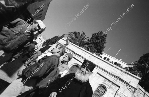 Image of sheet 19960080 photo 36: Aussicht auf Jerusalems Altstadt von der Terasse des Austrian Hospiz. Minarett Nr. 10 Felsendom 687 - 691 von dem Omaijadenkalifen Abd el Malik über dem Felsen erbaut, auf dem Abraham angeblich seinen Sohn Isaak opfern wollte, über dem Salomo den ersten jüdischen Tempel errichtete und von dem Mohammed für eine Naht in den Himmel ritt. 1956 bis 1964 völlig restauriert. Religiöse Touristen mit Holzkreuz. King Salomon Street. Israel Jerusalem
Die al-Aqsa-Moschee (‏المسجد الأقصى‎ al-masdschid al-aqsa, DMG al-masǧid al-aqṣā, ‚die ferne Kultstätte‘) ist eine Moschee auf dem Tempelberg in der Jerusalemer Altstadt. Sie gilt als drittwichtigste Moschee des Islams nach der al-Haram-Moschee mit dem zentralen Heiligtum der Kaaba in Mekka und der Prophetenmoschee mit dem Grab des Propheten Mohammed in Medina