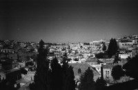 Image of sheet 19960080 photo 4: Aussicht auf Jerusalems Altstadt von der Terasse des Austrian Hospiz. Minarett Nr. 10 Felsendom 687 - 691 von dem Omaijadenkalifen Abd el Malik über dem Felsen erbaut, auf dem Abraham angeblich seinen Sohn Isaak opfern wollte, über dem Salomo den ersten jüdischen Tempel errichtete und von dem Mohammed für eine Naht in den Himmel ritt. 1956 bis 1964 völlig restauriert. Religiöse Touristen mit Holzkreuz. King Salomon Street. Israel Jerusalem
Die al-Aqsa-Moschee (‏المسجد الأقصى‎ al-masdschid al-aqsa, DMG al-masǧid al-aqṣā, ‚die ferne Kultstätte‘) ist eine Moschee auf dem Tempelberg in der Jerusalemer Altstadt. Sie gilt als drittwichtigste Moschee des Islams nach der al-Haram-Moschee mit dem zentralen Heiligtum der Kaaba in Mekka und der Prophetenmoschee mit dem Grab des Propheten Mohammed in Medina