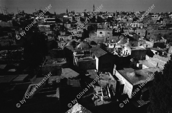 Image of sheet 19960080 photo 5: Aussicht auf Jerusalems Altstadt von der Terasse des Austrian Hospiz. Minarett Nr. 10 Felsendom 687 - 691 von dem Omaijadenkalifen Abd el Malik über dem Felsen erbaut, auf dem Abraham angeblich seinen Sohn Isaak opfern wollte, über dem Salomo den ersten jüdischen Tempel errichtete und von dem Mohammed für eine Naht in den Himmel ritt. 1956 bis 1964 völlig restauriert. Religiöse Touristen mit Holzkreuz. King Salomon Street. Israel Jerusalem
Die al-Aqsa-Moschee (‏المسجد الأقصى‎ al-masdschid al-aqsa, DMG al-masǧid al-aqṣā, ‚die ferne Kultstätte‘) ist eine Moschee auf dem Tempelberg in der Jerusalemer Altstadt. Sie gilt als drittwichtigste Moschee des Islams nach der al-Haram-Moschee mit dem zentralen Heiligtum der Kaaba in Mekka und der Prophetenmoschee mit dem Grab des Propheten Mohammed in Medina