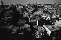 Image of sheet 19960080 photo 6: Aussicht auf Jerusalems Altstadt von der Terasse des Austrian Hospiz. Minarett Nr. 10 Felsendom 687 - 691 von dem Omaijadenkalifen Abd el Malik über dem Felsen erbaut, auf dem Abraham angeblich seinen Sohn Isaak opfern wollte, über dem Salomo den ersten jüdischen Tempel errichtete und von dem Mohammed für eine Naht in den Himmel ritt. 1956 bis 1964 völlig restauriert. Religiöse Touristen mit Holzkreuz. King Salomon Street. Israel Jerusalem
Die al-Aqsa-Moschee (‏المسجد الأقصى‎ al-masdschid al-aqsa, DMG al-masǧid al-aqṣā, ‚die ferne Kultstätte‘) ist eine Moschee auf dem Tempelberg in der Jerusalemer Altstadt. Sie gilt als drittwichtigste Moschee des Islams nach der al-Haram-Moschee mit dem zentralen Heiligtum der Kaaba in Mekka und der Prophetenmoschee mit dem Grab des Propheten Mohammed in Medina