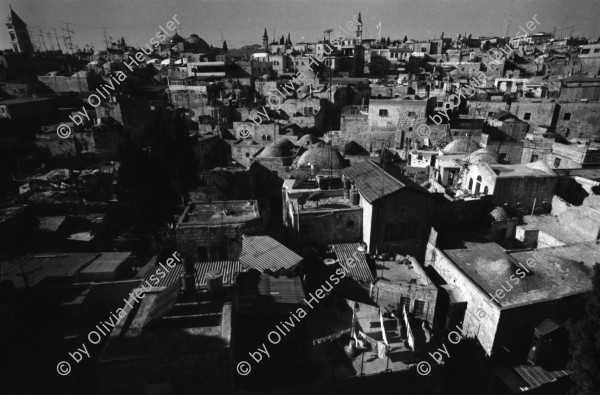 Image of sheet 19960080 photo 6: Aussicht auf Jerusalems Altstadt von der Terasse des Austrian Hospiz. Minarett Nr. 10 Felsendom 687 - 691 von dem Omaijadenkalifen Abd el Malik über dem Felsen erbaut, auf dem Abraham angeblich seinen Sohn Isaak opfern wollte, über dem Salomo den ersten jüdischen Tempel errichtete und von dem Mohammed für eine Naht in den Himmel ritt. 1956 bis 1964 völlig restauriert. Religiöse Touristen mit Holzkreuz. King Salomon Street. Israel Jerusalem
Die al-Aqsa-Moschee (‏المسجد الأقصى‎ al-masdschid al-aqsa, DMG al-masǧid al-aqṣā, ‚die ferne Kultstätte‘) ist eine Moschee auf dem Tempelberg in der Jerusalemer Altstadt. Sie gilt als drittwichtigste Moschee des Islams nach der al-Haram-Moschee mit dem zentralen Heiligtum der Kaaba in Mekka und der Prophetenmoschee mit dem Grab des Propheten Mohammed in Medina