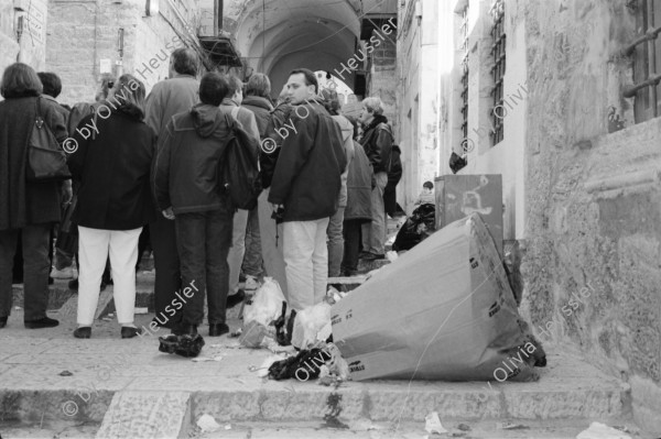 Image of sheet 19960090 photo 12: frtsg. 0080 Jerusalem Falaffel Stand mit israelischem Soldaten
Sicht auf Via Dolorosa und King Salomon Street mit Wahlpropaganda und Stacheldraht. American Colony Hotel Jerusalem Japanisch religiöse Touristengruppe trägt Holzkreuz und betet. mit Jesus Gilet. Strand am Mittelmeer mit Hotel Meret und Lisbeth. Kinderpark Pferde am im Wasser Strand mit untergehender Sonnemit Minilux 
Israel 1996