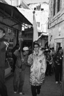 Image of sheet 19960090 photo 13: frtsg. 0080 Jerusalem Falaffel Stand mit israelischem Soldaten
Sicht auf Via Dolorosa und King Salomon Street mit Wahlpropaganda und Stacheldraht. American Colony Hotel Jerusalem Japanisch religiöse Touristengruppe trägt Holzkreuz und betet. mit Jesus Gilet. Strand am Mittelmeer mit Hotel Meret und Lisbeth. Kinderpark Pferde am im Wasser Strand mit untergehender Sonnemit Minilux 
Israel 1996