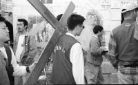 Image of sheet 19960090 photo 19: Jerusalem Japanisch religiöse Touristengruppe trägt Holzkreuz und betet. mit Jesus Gilet.
Israel 1996