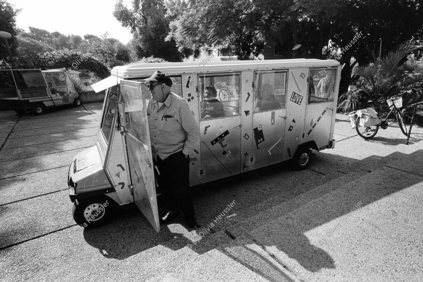 Image of sheet 19960100 photo 1: Selbstgebautes Transportmobil für Rentner. 
Selfmade mobile transport for pensioners
Kibbutz Maaborot Israel 01. 1996
√

Ma'abarot is a kibbutz in Israel. Founded in 1932, today it has a population of approximately 850 people, and is under the jurisdiction of Hefer Valley Regional Council.

© 1996, by OLIVIA HEUSSLER / www.clic.li