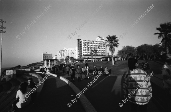 Image of sheet 19960110 photo 1: Kibbutz Maaborot Tochter von Dan Maas am Telefon zu Hause. zeigt uns Schutzraum. Anbau für Kinderzuwachs Kindergarten sitzplatz mit Schrottspielzeugen Im Speisesaal für die Kinder Esstisch Kids Spielzeugauto gestell. Kleinbus für Rentner Innen 21 mm Leica M6 Israel 1996

Pensioners abandon their self-developed mobile transport

Ma'abarot is a kibbutz in Israel. Founded in 1932, today it has a population of approximately 850 people, and is under the jurisdiction of Hefer Valley Regional Council.