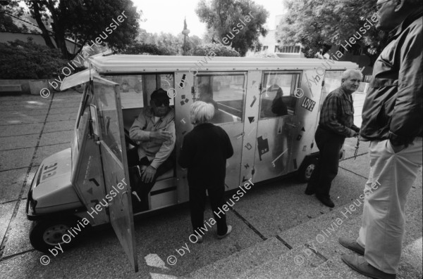 Image of sheet 19960110 photo 36: Kibbutz Maaborot Tochter von Dan Maas am Telefon zu Hause. zeigt uns Schutzraum. Anbau für Kinderzuwachs Kindergarten sitzplatz mit Schrottspielzeugen Im Speisesaal für die Kinder Esstisch Kids Spielzeugauto gestell. Kleinbus für Rentner Innen 21 mm Leica M6 Israel 1996

Pensioners abandon their self-developed mobile transport

Ma'abarot is a kibbutz in Israel. Founded in 1932, today it has a population of approximately 850 people, and is under the jurisdiction of Hefer Valley Regional Council.