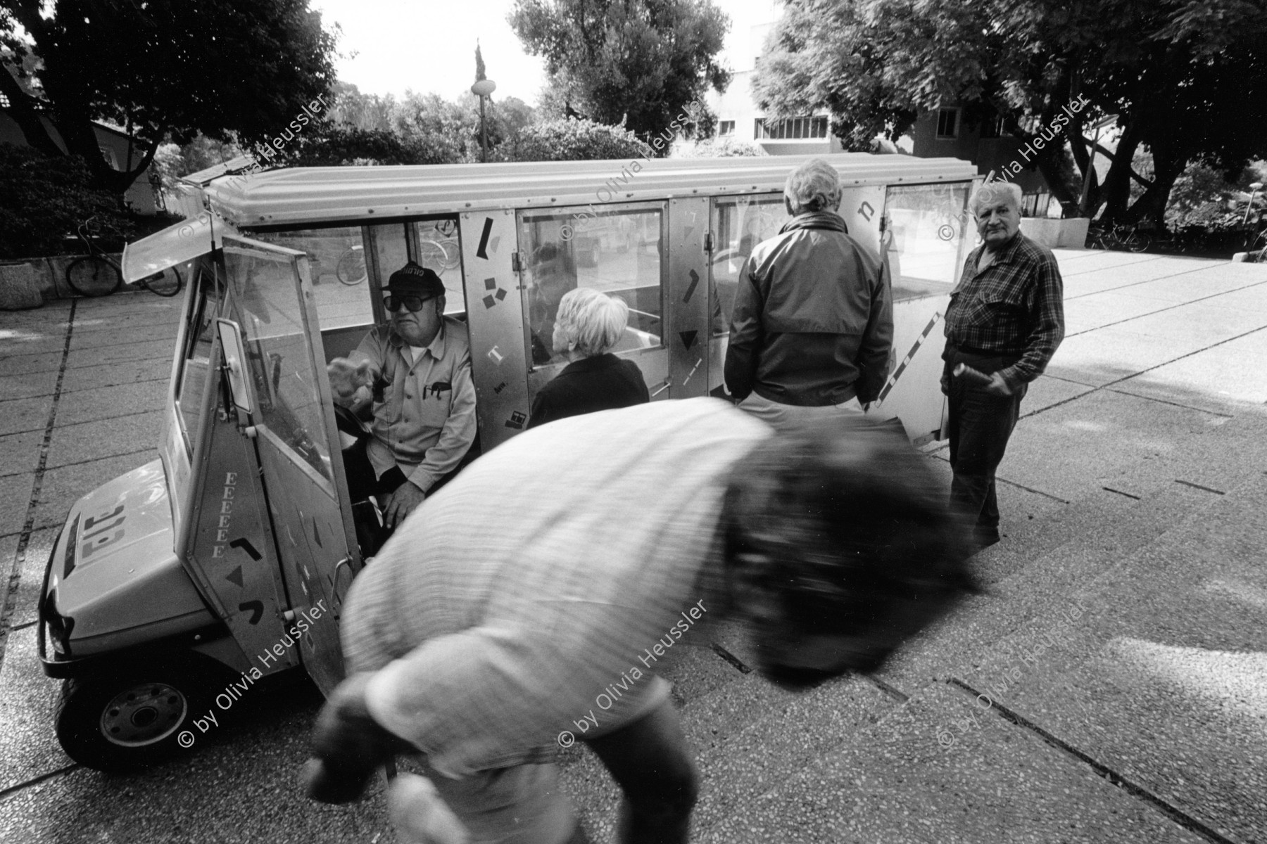 Image of sheet 19960110 photo 37: Retired people - Pensioners abandon their self-developed mobile transport
Pensionierte Rentnerinnen verlassen ihr selbstentwickeltes Transportmobil für Rentner. Kibbutz Maaborot Israel 01. 1996 √
vehicles 
Ma'abarot is a kibbutz in Israel. Founded in 1932, today it has a population of approximately 850 people, and is under the jurisdiction of Hefer Valley Regional Council