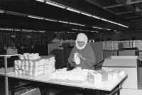 Image of sheet 19960120 photo 31: Eine arabische Israelin arbeitet in der Textilbranche eines Kibbutz. Israel 01. 1996 √

Eine Palästinenserin arbeitet in der Sockenfabrik des Kibbutz Yasuur.

A Palestinian woman works in the sock factory. work woman

Yas'ur (Hebrew: יַסְעוּר, lit. petrel) is a kibbutz in northern Israel. Located east of Acre in the Western Galilee, it falls under the jurisdiction of Mateh Asher Regional Council. In 2006 it had a population of 287.

The kibbutz was established in 1949 by immigrants from England and Hungary who were members of the Zionist Socialist youth movement Hashomer Hatzair