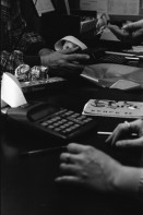 Image of sheet 19960130 photo 8: Schreiner Stuart Franks im Kibbutz Yasuur Kleinladen ohne Geld Junge Hunde auf Motorrad Barbara und ihr Mann Im Kibbutz unter Baum Im Laden Afula Sav-Yom Day Care Center Physiotherapie für RentnerInnen Rentner Israel 1996