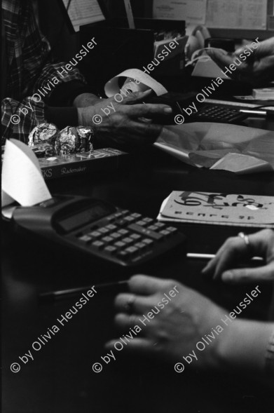 Image of sheet 19960130 photo 8: Schreiner Stuart Franks im Kibbutz Yasuur Kleinladen ohne Geld Junge Hunde auf Motorrad Barbara und ihr Mann Im Kibbutz unter Baum Im Laden Afula Sav-Yom Day Care Center Physiotherapie für RentnerInnen Rentner Israel 1996