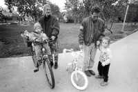 Image of sheet 19960140 photo 17: © 1996, Olivia Heussler / www.clic.li
Barbara aus der Schweiz und Elan Ben Yosef mit ihren zwei Mädchen im Kibbutz Yasuur. Israel 1996 √ Palestine Girls children