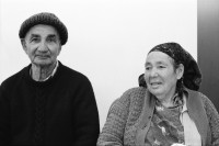 Image of sheet 19960150 photo 18: Das irakisch-Kurdisch jüdische Paar Razalia (73) und David (71) Meir aus Muzel, Irak. Sie kam mit 6 Töchter und 2 Söhnen alleine nach Israel. seit 1944 im Moshav Feldarbeit. Mann war beim irakischen Militär. Heine lesung und Schwimmbad Malka Birha, Migdal Hamemek 529 Rechon Hahizim marok. Jüdin spricht spanisch mit meinem zukünftigen Badezimmerteppich. Israel 1996