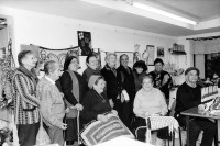 Image of sheet 19960150 photo 29: Gruppenbild Im 'Tagesclub' für jüdische Rentner und Rentnerinnen. Die meisten haben in ihren jungen Jahren Kibutz Kibbutzim aufgebaut. Afula Israel 1996 √

Das jüdisch kurdische Ehepaar Meir, stammt aus Muzel im Iraq. Es treffen sich die beiden mit anderen Rentner und Rentnerinnen im 'Tagesclub', wo sie sich mit Handarbeit beschäftigen. 
Der jüdische Kurde David Meir (71), rechts aussen, stammt aus Muzel im Iraq und war dort hoher Militär. Heute trifft er sich mit anderen Rentner und Rentnerinnen im 'Tagesclub', wo er sich mit Handarbeit beschäftigte.  Kibbutz pensionärinnen retired people Altersheim