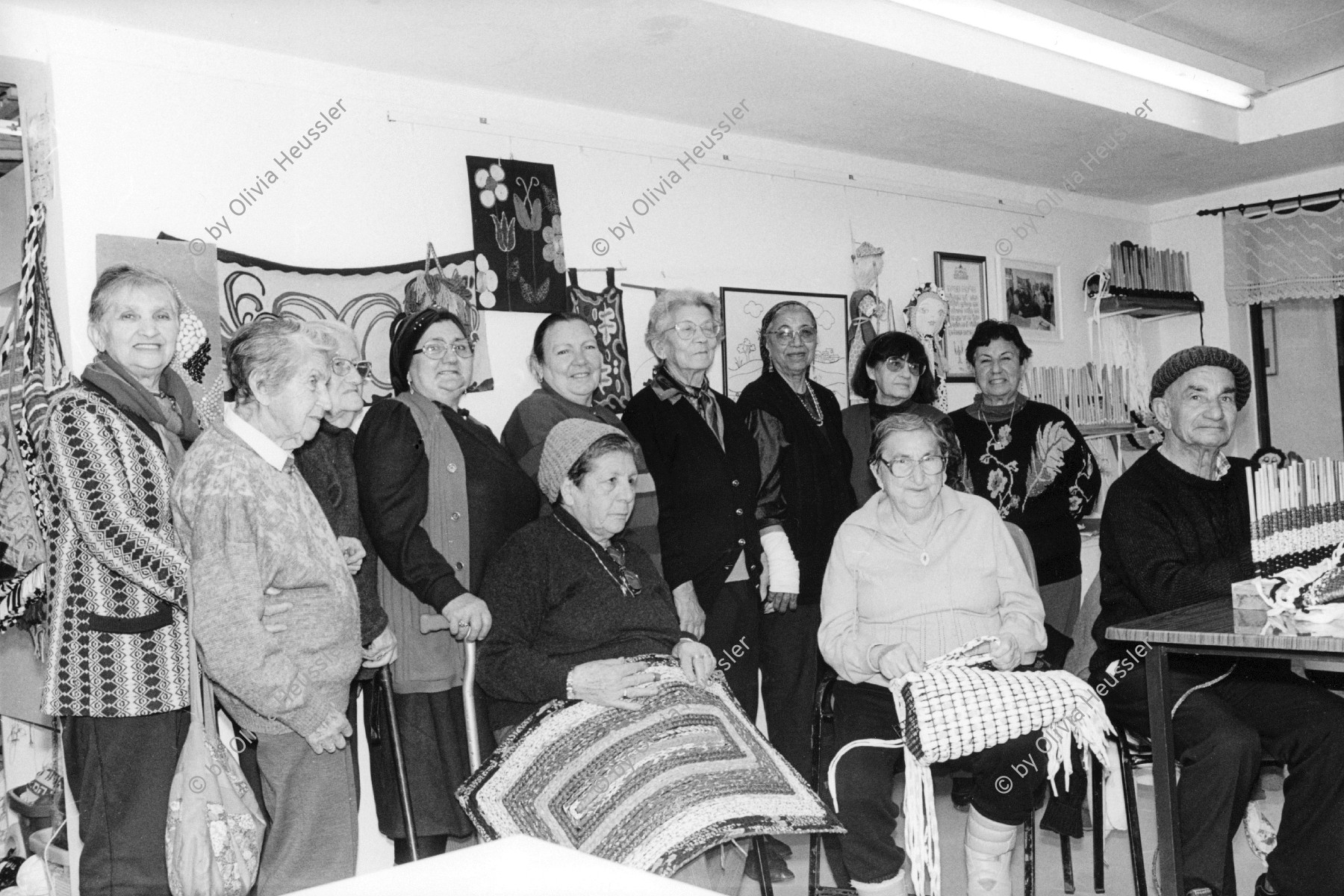 Image of sheet 19960150 photo 30: Im 'Tagesclub' für jüdische Rentner und Rentnerinnen. Die meisten haben in ihren jungen Jahren Kibutz Kibbutzim aufgebaut. 

Gruppenbild Im 'Tagesclub' für jüdische Rentner und Rentnerinnen. Die meisten haben in ihren jungen Jahren Kibutz Kibbutzim aufgebaut. Afula Israel 1996 √

Das jüdisch kurdische Ehepaar Meir, stammt aus Muzel im Iraq. Es treffen sich die beiden mit anderen Rentner und Rentnerinnen im 'Tagesclub', wo sie sich mit Handarbeit beschäftigen. 
Der jüdische Kurde David Meir (71), rechts aussen, stammt aus Muzel im Iraq und war dort hoher Militär. Heute trifft er sich mit anderen Rentner und Rentnerinnen im 'Tagesclub', wo er sich mit Handarbeit beschäftigte. Kibbutz pensionärinnen retired people Altersheim