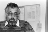 Image of sheet 19960160 photo 2: Danny Wieler Portrait Givat Haviva arabisch Stunden für Israelische Studentinnen Im Speisesaal Jugendliche gemischt arabisch und jüdische. Israel 1996