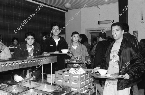 Image of sheet 19960160 photo 26: Danny Wieler Portrait Givat Haviva arabisch Stunden für Israelische Studentinnen Im Speisesaal Jugendliche gemischt arabisch und jüdische. Israel 1996