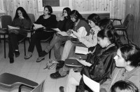 Image of sheet 19960160 photo 4: Danny Wieler Portrait Givat Haviva arabisch Stunden für Israelische Studentinnen Im Speisesaal Jugendliche gemischt arabisch und jüdische. Israel 1996