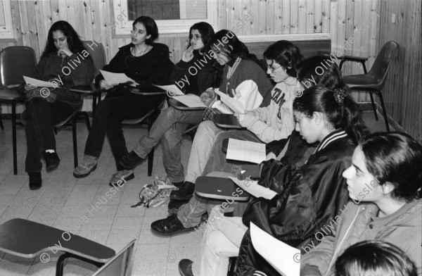 Image of sheet 19960160 photo 4: Danny Wieler Portrait Givat Haviva arabisch Stunden für Israelische Studentinnen Im Speisesaal Jugendliche gemischt arabisch und jüdische. Israel 1996