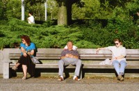 Image of sheet 19960190 photo 11: Portrait unbekannte Leute sitzen in der Herbstsonne am Utoquai Mann schläft auf Bank mit offenem Mund