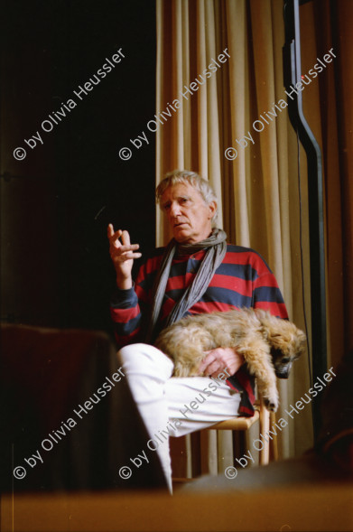 Image of sheet 19960190 photo 18: Olivia Heussler und Polin Sergio Valdivia Salinas mit Ruth Guggenheim im Restaurant. Portrait unbekannte Leute sitzen in der Herbstsonne am Utoquai Mann schläft auf Bank mit offenem Mund ein Mann mit rotem Koffer geht vorbei. September 1995 Romainmôtier: Charles Henri Favrod Portrait Februar 1996 Thomas Ricklin und Eva Heimgärtner in und vor Ihrem neuen Heim  in  Fribourg. Freiburg Switzerland Suisse