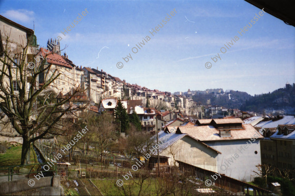 Image of sheet 19960190 photo 33: Olivia Heussler und Polin Sergio Valdivia Salinas mit Ruth Guggenheim im Restaurant. Portrait unbekannte Leute sitzen in der Herbstsonne am Utoquai Mann schläft auf Bank mit offenem Mund ein Mann mit rotem Koffer geht vorbei. September 1995 Romainmôtier: Charles Henri Favrod Portrait Februar 1996 Thomas Ricklin und Eva Heimgärtner in und vor Ihrem neuen Heim  in  Fribourg. Freiburg Switzerland Suisse