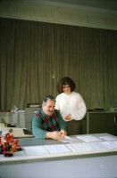 Image of sheet 19960200 photo 19: Haus Gordevio aussen und Innen mit Schnee. Matteo Zanoli und Ivo (?) aus Avengo mit Carla Zanoli. Sindaco und Sekretärin im Gemeindehaus. La Formiga besitzerin Daniela ihr Vater mit Carla. Relief von Gordevio Katze Dorf Polin nackt auf Sofa. tessin Ticino 1996