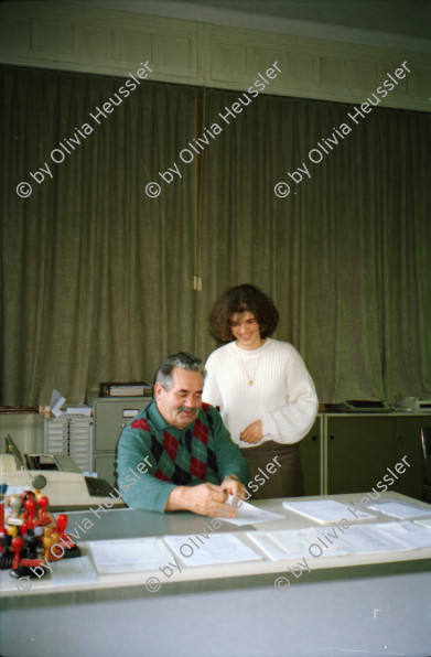 Image of sheet 19960200 photo 19: Haus Gordevio aussen und Innen mit Schnee. Matteo Zanoli und Ivo (?) aus Avengo mit Carla Zanoli. Sindaco und Sekretärin im Gemeindehaus. La Formiga besitzerin Daniela ihr Vater mit Carla. Relief von Gordevio Katze Dorf Polin nackt auf Sofa. tessin Ticino 1996