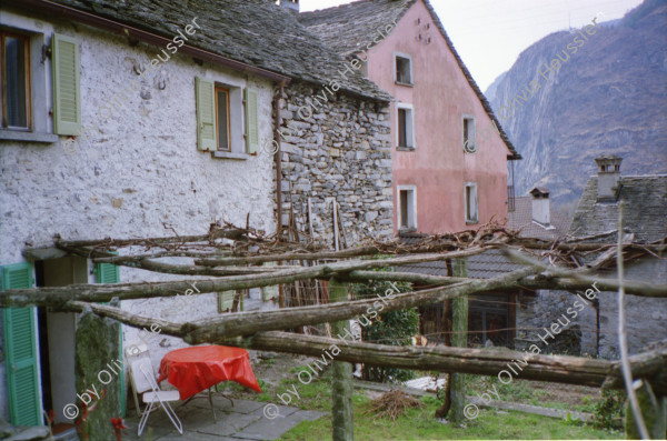 Image of sheet 19960250 photo 31: Bei Khana mit Polin Sergio Valdivia Salinas
Percy Heussler Portrait 1996 Alsace Elsass France Frankreich 
Haus Gordevio im Winter Garten und Bad Zimmer Valle Maggia Ticino Tessin Svizzera Suisse 1996