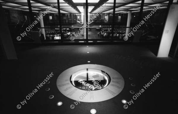 Image of sheet 19960290 photo 10: Figur Skulptur Alis Guggenheim Inv. Nr. 53
Betrieb in der Börse Zürich 1996 schweiz

View from the visitors' gallery on the rings in the former Zurich stock exchange

Per chi suona la sirena;  una giornata di lavoro in Svizzera EDIZIONI CASAGRANDE

Jour ouvrable: Une journée dans le monde du travail en Suisse EDITIONS D’EN BAS

Schichtwechsel: Ein Tag in der Arbeitswelt der Schweiz
ROTPUNKTVERLAG