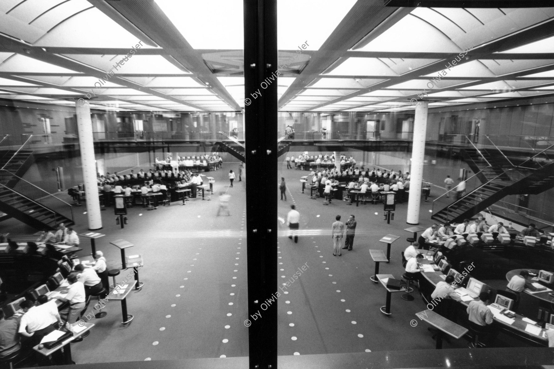 Image of sheet 19960290 photo 12: Sicht von der Besuchergalerie auf die Ringe in die Zürcher Börse, Zürich Schweiz am 8. Mai 1996 √

View from the visitors' gallery on the rings in the former Zurich stock exchange