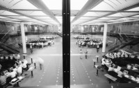 Image of sheet 19960290 photo 15: Figur Skulptur Alis Guggenheim Inv. Nr. 53
Betrieb in der Börse Zürich 1996 schweiz

View from the visitors' gallery on the rings in the former Zurich stock exchange

Per chi suona la sirena;  una giornata di lavoro in Svizzera EDIZIONI CASAGRANDE

Jour ouvrable: Une journée dans le monde du travail en Suisse EDITIONS D’EN BAS

Schichtwechsel: Ein Tag in der Arbeitswelt der Schweiz
ROTPUNKTVERLAG