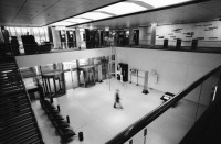 Image of sheet 19960290 photo 16: Figur Skulptur Alis Guggenheim Inv. Nr. 53
Betrieb in der Börse Zürich 1996 schweiz

View from the visitors' gallery on the rings in the former Zurich stock exchange

Per chi suona la sirena;  una giornata di lavoro in Svizzera EDIZIONI CASAGRANDE

Jour ouvrable: Une journée dans le monde du travail en Suisse EDITIONS D’EN BAS

Schichtwechsel: Ein Tag in der Arbeitswelt der Schweiz
ROTPUNKTVERLAG