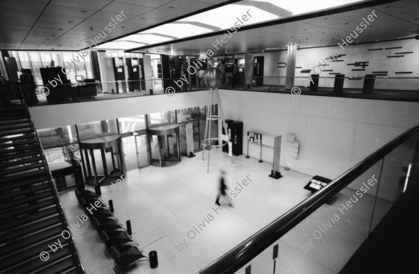 Image of sheet 19960290 photo 16: Figur Skulptur Alis Guggenheim Inv. Nr. 53
Betrieb in der Börse Zürich 1996 schweiz

View from the visitors' gallery on the rings in the former Zurich stock exchange

Per chi suona la sirena;  una giornata di lavoro in Svizzera EDIZIONI CASAGRANDE

Jour ouvrable: Une journée dans le monde du travail en Suisse EDITIONS D’EN BAS

Schichtwechsel: Ein Tag in der Arbeitswelt der Schweiz
ROTPUNKTVERLAG